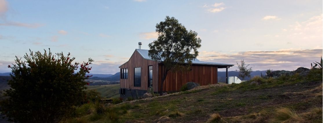 a timber cabin on a hill overlooing the NSW blue mountains